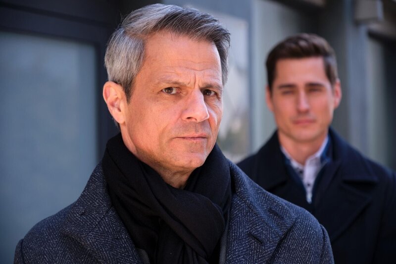 Benedikt (Jens Hajek, l.) fragt sich, ob er einen Fehler gemacht hat. Rechts Ringo (Timothy Boldt) – Bild: RTL /​ Stefan Behrens