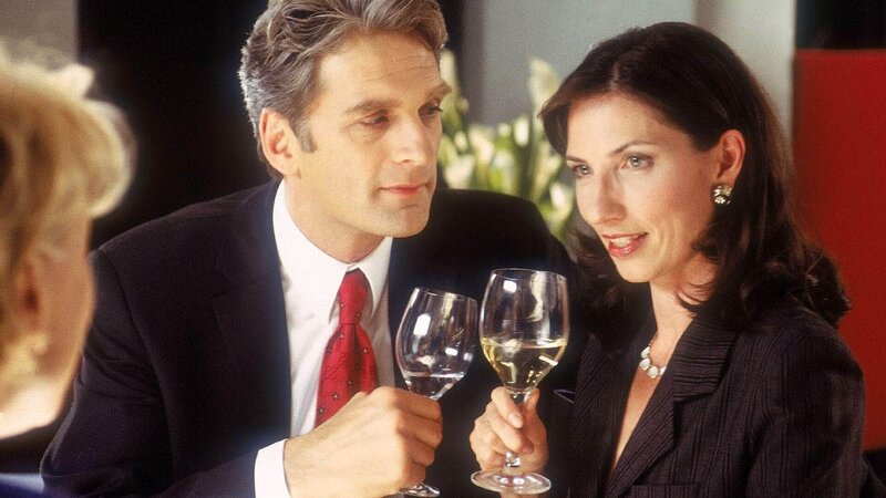 Anstatt gemeinsam mit Nikola (Mariele Millowitsch, li.) der neuen Kollegin Steiner (Bettina Hauenschild) ihre Grenzen aufzuzeigen, findet Schmidt (Walter Sittler) plötzlich sogar noch Gefallen an ihr! – Bild: RTL