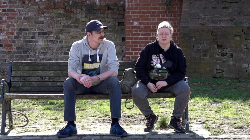 Kurz nach der Anordnung des Jugendamts, wonach Cindy künftig mit Clara im Mutter-Kind-Heim leben soll, steht bereits der Umzug an. Mutter Sandra und Stiefvater Tino können Cindy aber nicht helfen – sie haben anderweitige Verpflichtungen. – Bild: RTLZWEI