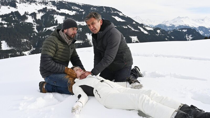 Erschöpft bricht Nathalie (Emilia Bernsdorf, M.) in den Armen ihres Vaters Hannes (Simon Böer, l.) zusammen. Dr. Martin Gruber (Hans Sigl, r.) weiß, dass jetzt höchste Eile geboten ist. – Bild: ZDF /​ Bernd Schuller