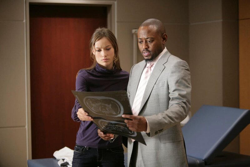 Dr. Remy „Dreizehn“ Hadley (Olivia Wilde, l.) und Dr. Eric Foreman (Omar Epps, r.) führen gerade ein sehr persönliches Gespräch, als sie jedoch von ihren Kollegen, die einen Notfall haben, unterbrochen werden … – Bild: NBC Universal, Inc.