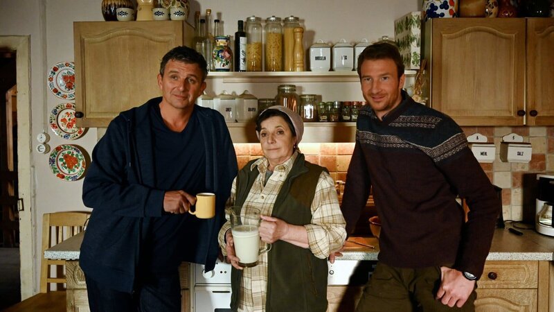 Die Stimmung im Hause Gruber ist gedrückt – Lilli ist verreist und wird von Martin (Hans Sigl, l.), Lisbeth (Monika Baumgartner, M.) und Hans (Heiko Ruprecht, r.) sehr vermisst. – Bild: Honorarfrei – nur für diese Sendung inkl. SocialMedia bei Nennung ZDF und Bernd Schuller.