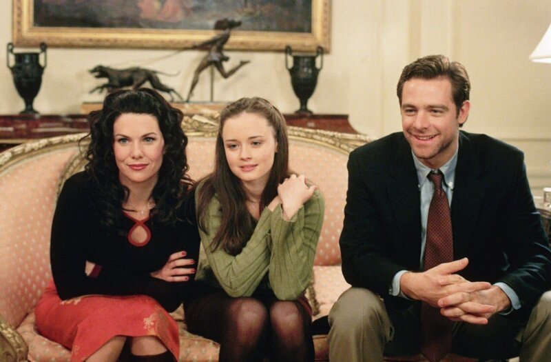 Als Christopher (David Sutcliffe, r.) in Stars Hollow auftaucht, laden Loreleis (Lauren Graham, l.) Eltern alle zum Abendessen ein, doch der Abend eskaliert. Für Rory (Alexis Bledel, M.) kein Grund, nicht von einer Hochzeit ihrer Eltern zu träumen … – Bild: Warner Bros.