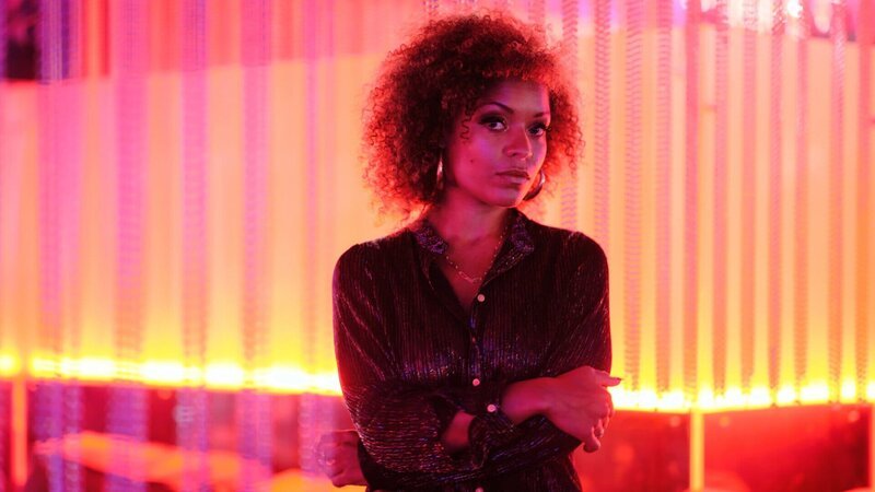 Mit Maia (Antonia Thomas) hat die tote Christina in einem Club gearbeitet und gefeiert. – Bild: ZDF /​ LAURENCE CENDROWICZ