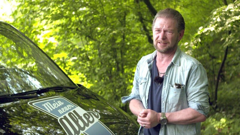 Claudia und Sebastian bitten Gebrauchtwagenexperte Det Müller um Hilfe, denn allein schaffen sie es nicht. – Bild: RTLZWEI