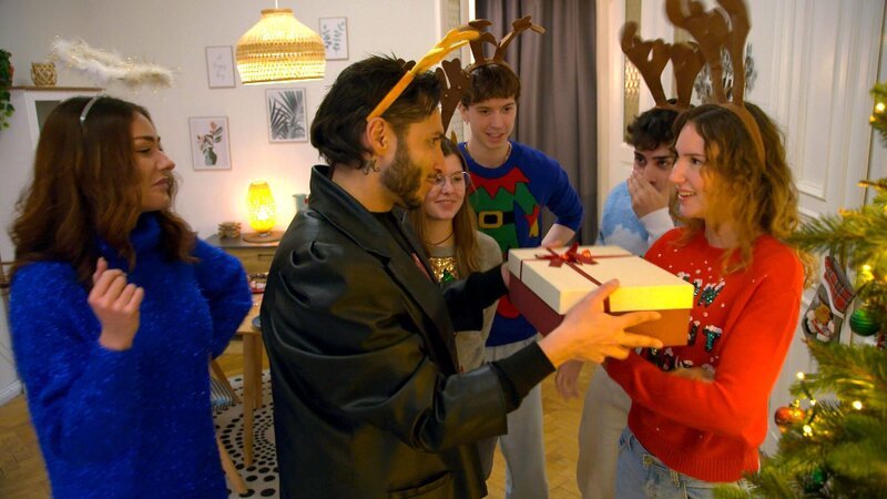 Rick steckt alle mit seiner Weihnachtsfreude an, doch nur Katy ahnt, dass mehr dahintersteckt. Als Charli ihm für das schönste Weihnachten dankt, bricht er zusammen: Nach der Trennung von Nuri ist er sicher, nie eigene Kinder zu haben. – Bild: RTLZWEI