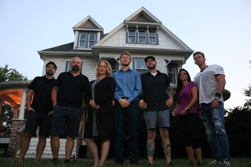 L-R: Dave Tango, Jason Hawes, Sarah Fox, Tracer Fox, Steve Gonsalves, Shari DeBenedetti, Dustin Pari. – Bild: Travel Channel US. /​ Focus. /​ Discovery Communications, LLC.