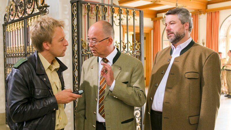 Polizist Mohr (Max Müller, l.), Polizeidirektor Achtziger (Alexander Duda, M.) und Kommissar Stadler (Dieter Fischer, r.) ermitteln in der Rosenheimer Musikakademie. – Bild: Christian A. Rieger