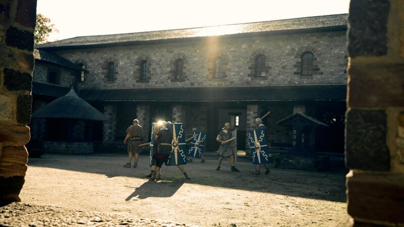 Drill an den Waffen gehörte zum täglichen Training der Legionäre. – Bild: Mona Lisa Production /​ ZDF