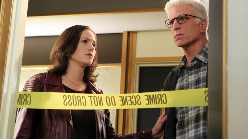 Taylor Wynard wurde mit sieben Messerstichen getötet. Sara (Jorja Fox)berichtet D.B. Russell (Ted Danson), welche Art von Kontakt sie mit Taylor am Vorabend hatte, doch die Beweise ergeben ein anderes Bild. Sara wird als Hauptverdächtige vom Dienst suspendiert. – Bild: MG RTL D Taylor Wynard wurde mit sieben Messerstichen getötet. Sara (Jorja Fox)berichtet D.B. Russell (Ted Danson), welche Art von Kontakt sie mit Taylor am Vorabend hatte, doch die Beweise ergeben ein anderes Bild. Sara wird als Hauptverdächtige vom Dienst suspendiert. – Bild: MG RTL D