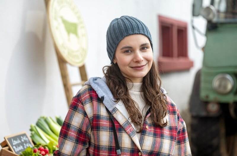 Jenny (Julia Obst) hat Angst, als Hausfrau zu versauern. Ihr fehlt die Arbeit als Rechtsanwältin. – Bild: SWR, Patricia Neligan