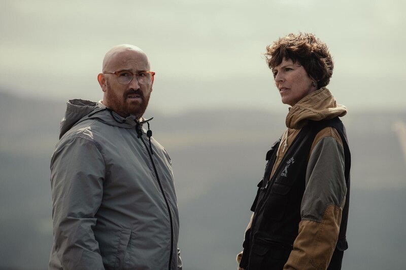 Tomás (Javier Cámara) ist der einzige Zeuge in dem Mordfall. Er und die Polizistin Maite (Mónica López) fangen gemeinsam an zu ermitteln. – Bild: Jaime Olmedo