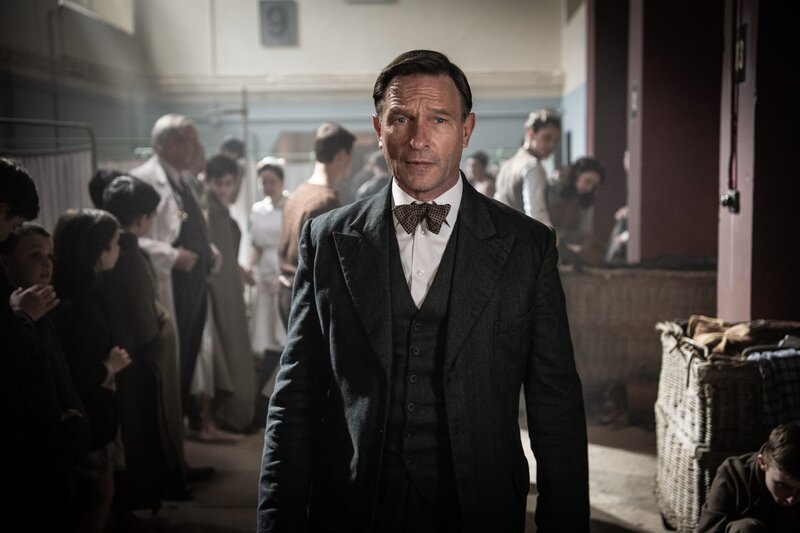 Oscar Friedmann (Thomas Kretschmann) inmitten der Kinder, die nach ihrer Ankunft in Windermere von Ärzten untersucht werden. – Bild: Honorarfrei – nur für diese Sendung inkl. SocialMedia bei Nennung ZDF und HELEN SLOAN SMPSP.