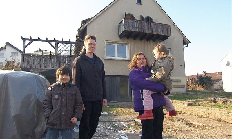 Sabine (36) und ihre drei Kinder Moritz (8), Fabian (15) und die kleine Amelie (5) freuen sich auf das Zuhause im Glück-Team. Der 41-jährige Ehemann und Vater Jörg befindet sich nach einem Schlaganfall in einer Reha-Klinik und kann leider nicht dabei sein – Bild: RTL Zwei