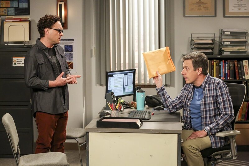 „The Big Bang Theory“, „Das Plagiats-Problem.“ Um Amys und Sheldons Chancen auf den Nobelpreis zu erhöhen, hat Direktor Siebert ein Treffen mit Dr. Pemberton und Dr. Campbell vereinbart. Sheldon und Amy sollen sich bei ihren Konkurrenten entschuldigen, doch das fällt den beiden Wissenschaftlern sehr schwer. Aber dann erfahren sie von Kripke, dass Dr. Pemberton angeblich bei seiner Dissertation geschwindelt hat. Inzwischen ist Howard völlig aufgeregt. Bernadette erzählt ihm, dass es noch eine zweite Kellnerin in der Cheesecake Factory gab, die damals in ihn verliebt war.Im Bild (v.li.): Johnny Galecki (Leonard Hofstadter), John Ross Bowie (Kripke). – Bild: 2019 WBEI. All rights reserved. /​ Michael Yarish Lizenzbild frei