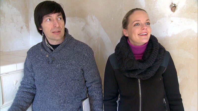 Beim ersten Rundgang durch das Haus eröffnen sich den beiden Experten Eva Brenner und John Kosmalla die vielen Mängel – Bild: RTL II