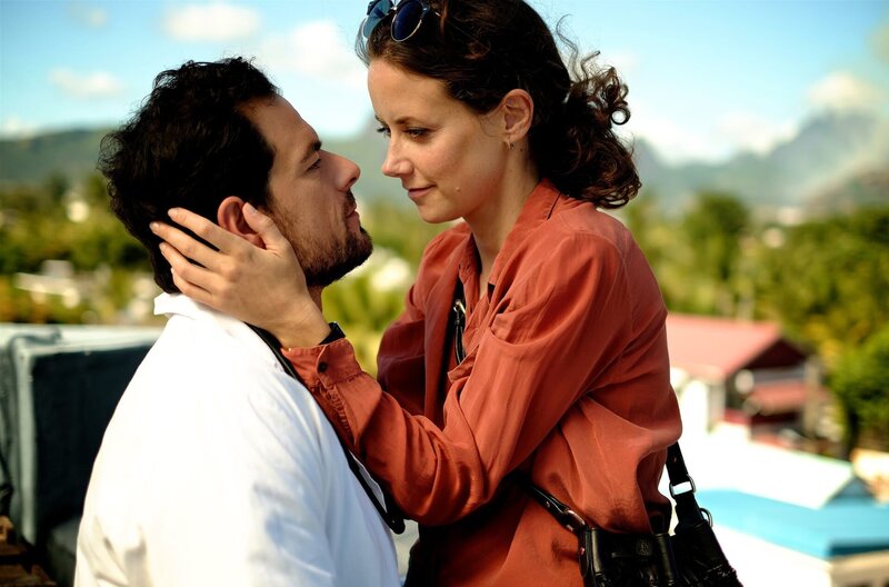 Zwei Frischverliebte: Filipa (Anja Knauer) und Daniel (Tobias Licht). – Bild: ARD Degeto/​Tivoli Film/​Diensen Pamben