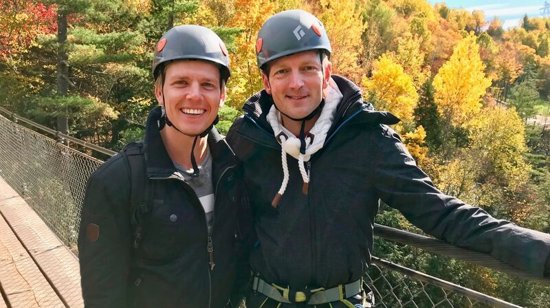 Reiseleiter Moritz und Zweiter Offizier Christian Baumann unternehmen einen Ausflug in den Indian Summer; in einem Canyon sind sie auf einem Klettersteig unterwegs. – Bild: BR/​Bewegte Zeiten GmbH/​Gerrit Mannes