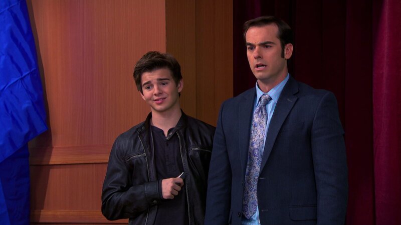 L-R: Max Thunderman (Jack Griffo), Principal Bradford (Jeff Meacham) – Bild: ViacomCBS