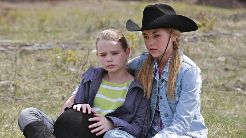 Taylor (Niamh Wilson) und Amy (Amber Marshall) – Bild: MG RTL D