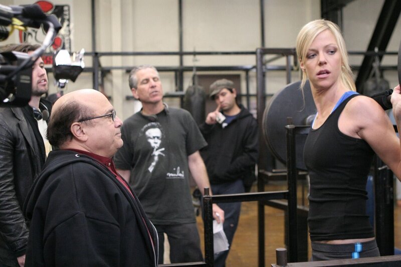 Dee (Kaitlin Olson, r.) wurde Opfer eines Überfalls und beschließt deshalb, einen Selbstverteidigungskurs zu machen. Frank (Danny DeVito, l.), in jungen Jahren als Boxer gefürchtet, beschließt, seine Tochter selbst zu unterrichten … – Bild: Fox
