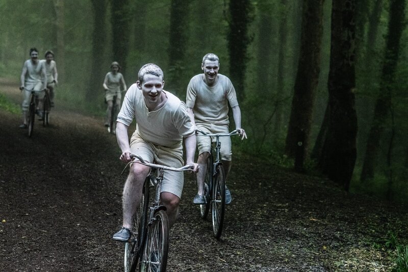 Ike (Jakub Sprenger, 2.v.r.) und Sam (Marek Wroblewski, r.) fahren mit den gestohlenen Fahrrädern der englischen Jungen durch den Wald und spüren die neue Freiheit. – Bild: ZDF/HELEN SLOAN SMPSP Ike (Jakub Sprenger, 2.v.r.) und Sam (Marek Wroblewski, r.) fahren mit den gestohlenen Fahrrädern der englischen Jungen durch den Wald und spüren die neue Freiheit. – Bild: ZDF/HELEN SLOAN SMPSP