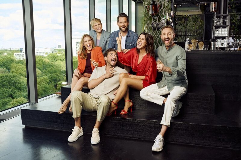 (v.l.n.r.) Alina Merkau; Karen Heinrichs; Matthias Killing; Christian Wackert; Marlene Lufen; Daniel Boschmann – Bild: Joyn /​ Christoph Köstlin