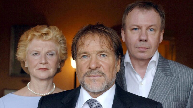 Schwester Waltraud (Irm Hermann) und Neffe Marc (Ludger Pistor, re.) möchten gerne, dass Firmenchef Ernst Schmitt (Götz George) sich zur Ruhe setzt. Doch den Gefallen tut er ihnen nicht. – Bild: ZDF und ARD Degeto/Martin Menke Schwester Waltraud (Irm Hermann) und Neffe Marc (Ludger Pistor, re.) möchten gerne, dass Firmenchef Ernst Schmitt (Götz George) sich zur Ruhe setzt. Doch den Gefallen tut er ihnen nicht. – Bild: ZDF und ARD Degeto/Martin Menke