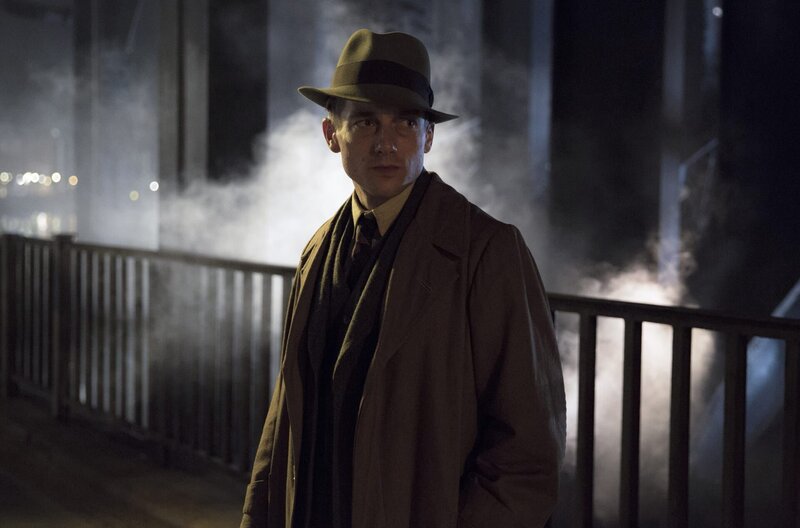 Gereon Rath (Volker Bruch) bei einer Beschattung am Bahnhof Friedrichstraße. – Bild: ARD Degeto/​Beta Film/​BR/​Sky Deutschland/​X-Filme/​Frédéric Batier