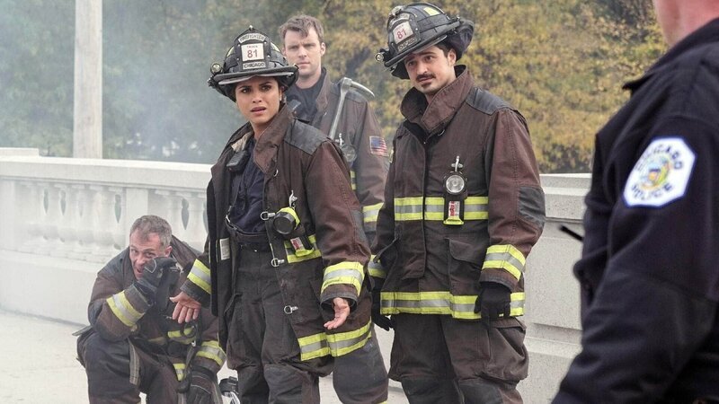 V.l.: Christopher Herrmann (David Eigenberg), Gabriela Dawson (Monica Raymund), Otis (Yuri Sardarov) – Bild: VTVNOW/​ NBC Universal