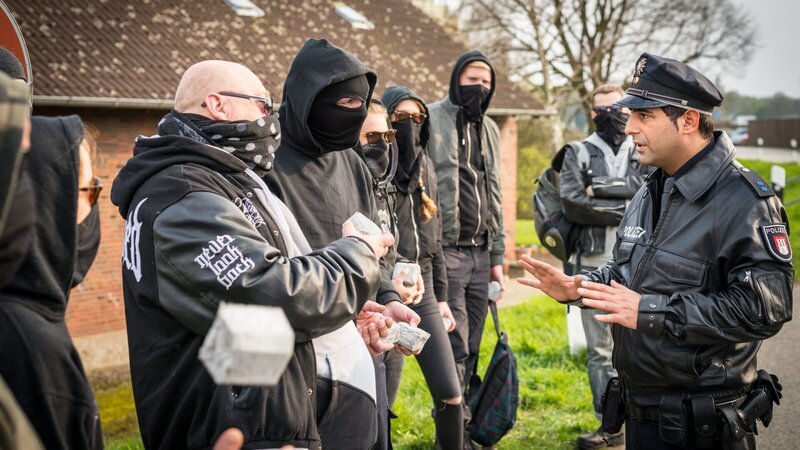 Tarik (Serhat Cokgezen, r.) versucht, die Hooligans zur Vernunft zu bringen, doch die Situation eskaliert. – Bild: ZDF/​Boris Laewen