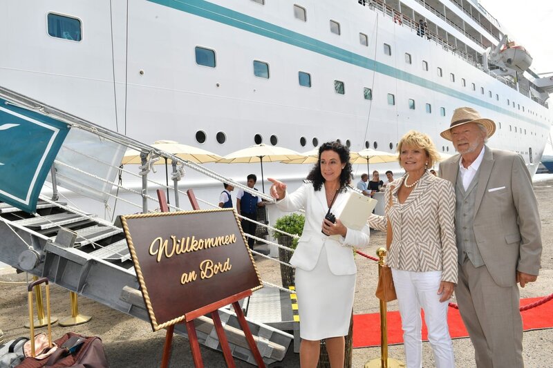Hanna Liebhold (Barbara Wussow, l.) heißt das Ehepaar Heinz (Michael Gwisdek, r.) und Marlene Kolatschek (Uschi Glas, m.) an Bord willkommen. – Bild: ZDF und Dirk Bartling