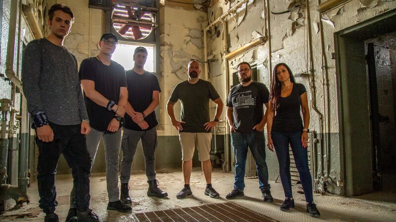 L-R: Dakota Laden, Tanner Wiseman, Alex Schroeder, Jason Hawes, Greg Peerbolte, Shari DeBenedetti – Bild: Discovery Communications.