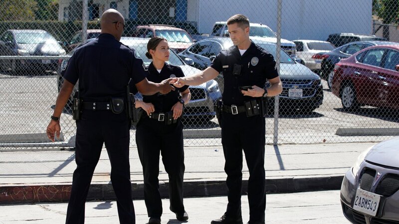Officer Bradford (Eric Winter, r.) ist mit Lucy Chen (Melissa O’Neil, M.) auf ein stehendes Auto aufgefahren und lässt sich anschließend auf Anraten von Sergeant Wade Grey (Richard Jones, l.) im Krankenhaus untersuchen. – Bild: ZDF