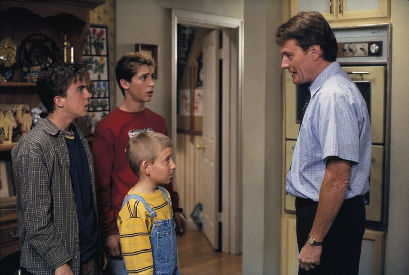 Hal (Bryan Cranston, r.) ist etwas überfordert, als er allein auf Malcolm (Frankie Muniz, l.), Reese (Justin Berfield, 2.v.l.) und Dewey (Erik Per Sullivan, 2.v.r.) aufpassen soll. – Bild: ViacomCBS