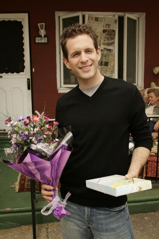 Dennis (Glenn Howerton) Mutter Barbara macht Mac ein eindeutiges Angebot. Mac ist verwirrt und bittet Charlie um Rat. Der meint, dass Mac unbedingt mit Barbara schlafen soll. Gesagt, getan! Darüber erbost, will er nun zum Gegenschlag ausholen und Macs Mutter verführen … – Bild: Fox