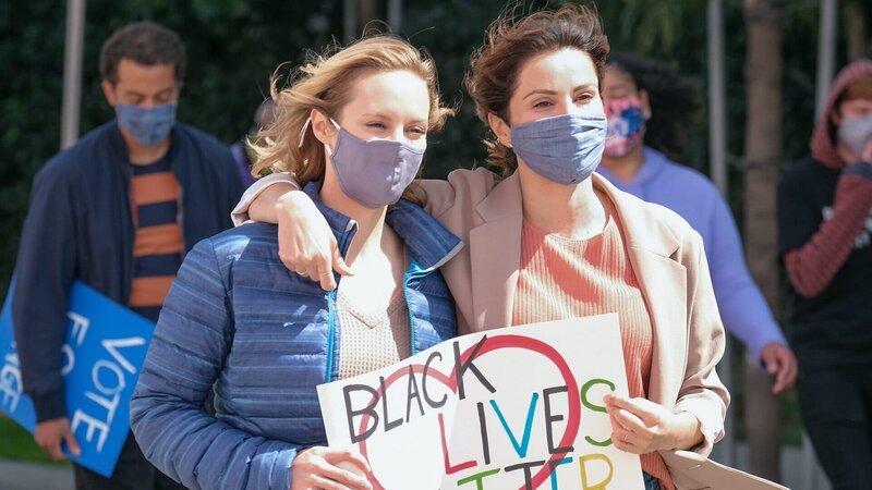 Station 19 Staffel 4 Folge 12 Friedlicher Protest: Danielle Savre als Maya Bishop, Stefania Spampinato als Carina DeLuca. – Bild: SRF/​ABC Studios