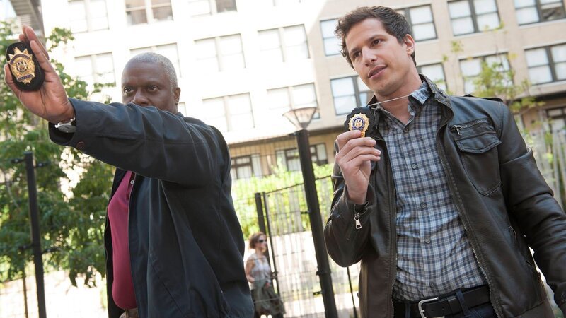 Captain Ray Holt (Andre Braugher, l.); Jake Peralta (Andy Samberg, r.) – Bild: 2013 NBC Studios LLC. All Rights Reserved.