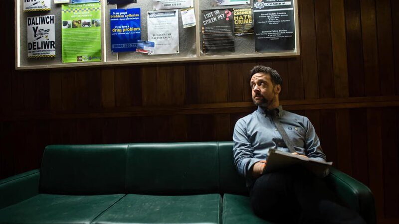 ARD Degeto INSPECTOR MATHIAS – MORD IN WALES: DIE BRÜCKE DES TEUFELS, ‚Hinterland I‘, am Samstag (11.08.18) um 01:20 Uhr im ERSTEN. Im Hinterland von Wales wird Chief Inspector Tom Mathias (Richard Harrington) aus London mit einem grausamen Mord konfrontiert. – Bild: ARD Degeto/​Fiction Factory S4C all3media