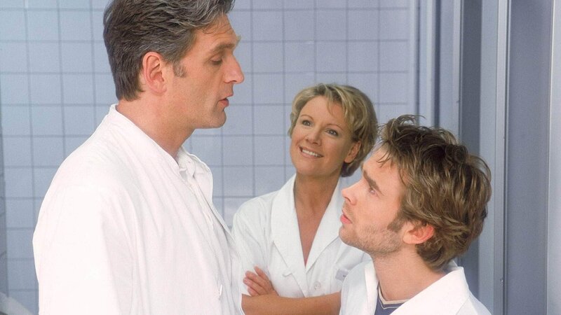 Peter (Eric Benz) ist aufgeflogen! Jetzt bekommt er eine Standpauke von Dr. Schmidt (Walter Sittler, li.), und das vor den Augen seiner Mutter Nikola (Mariele Millowitsch, Mi.), die es sichtlich genießt. – Bild: RTL