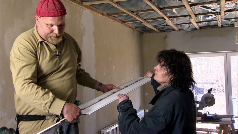Als Martin erfährt, dass eine Familie in der Nachbarschaft ihren Bungalow aus den 60er-Jahren zwangsversteigern muss, ersteht er das Haus für seine Töchter. – Bild: RTL Zwei