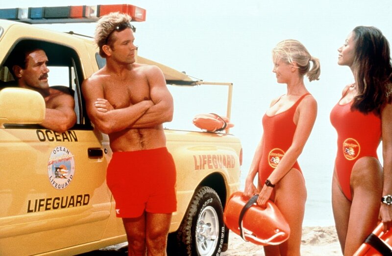 Newman (Michael Newman, l.) und Cody (David Chokachi) verabreden mit April (Kelly Packard, M.) und Jordan (Traci Bingham) ein Rennen mit zwei Scarabs. – Bild: ProSieben MAXX