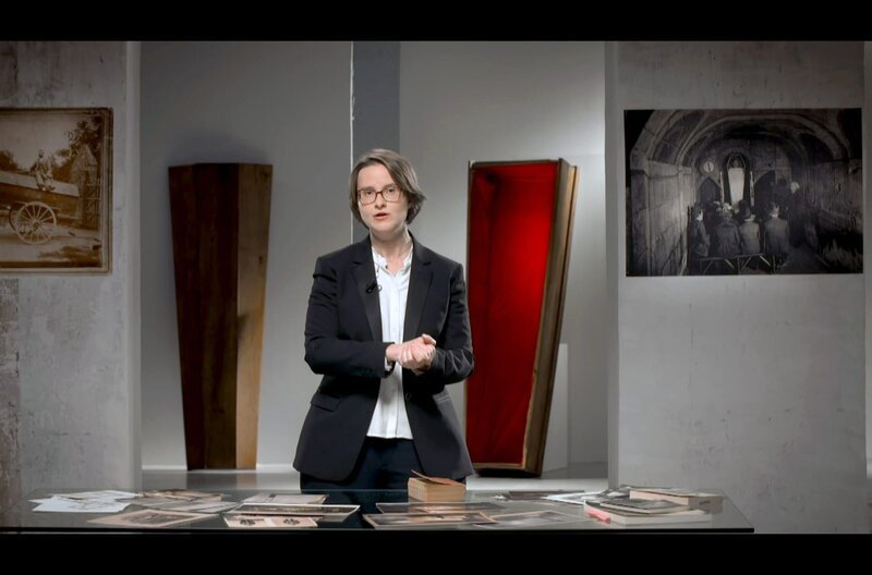 Die Historikerin Stéphanie Sauget zeigt auf, inwiefern die Sargpflicht einen lukrativen Bestattungsmarkt zur Folge hatte. – Bild: Les Films d’Ici