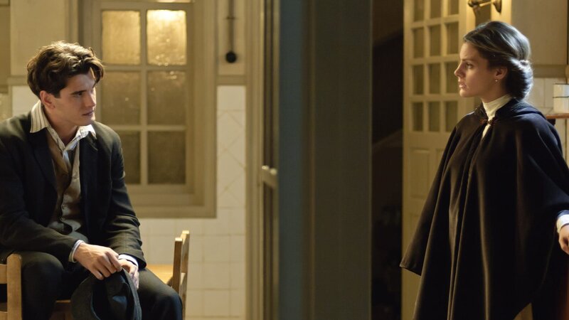 Julio Olmedo (Yon González) und Alicia Alarcón (Amaia Salamanca) – Bild: AXN White