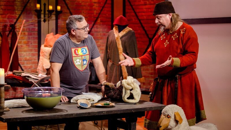 Archäologe Stefan Wolters (r.) erklärt Elton aus welchem Material im Mittelalter damals die Kleidung bestand. – Bild: Honorarfrei – nur für diese Sendung inkl. SocialMedia bei Nennung ZDF und Ruppografie – Nadine Rupp.