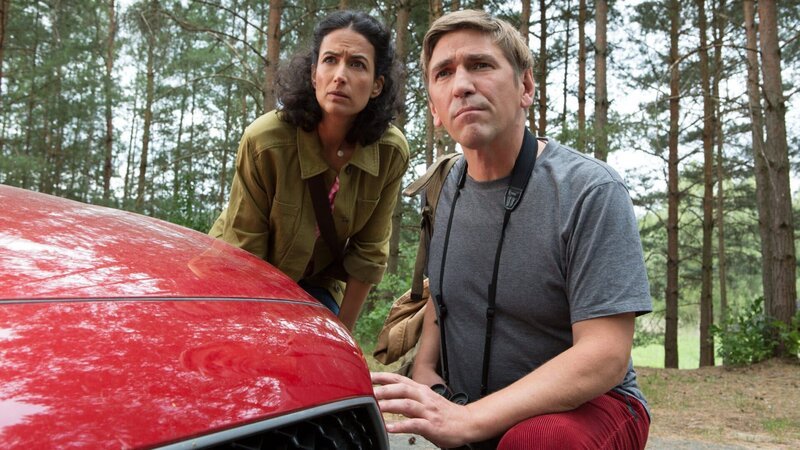 Aus dem geplanten Picknick im Wald wird nichts. Yasemin (Sanam Afrashteh) ist ein größeres Tier vor das Auto gelaufen. Hat es sich verletzt? Fritz (Guido Hammesfahr) sucht nach Spuren. – Bild: ZDF, Zia Ziarno