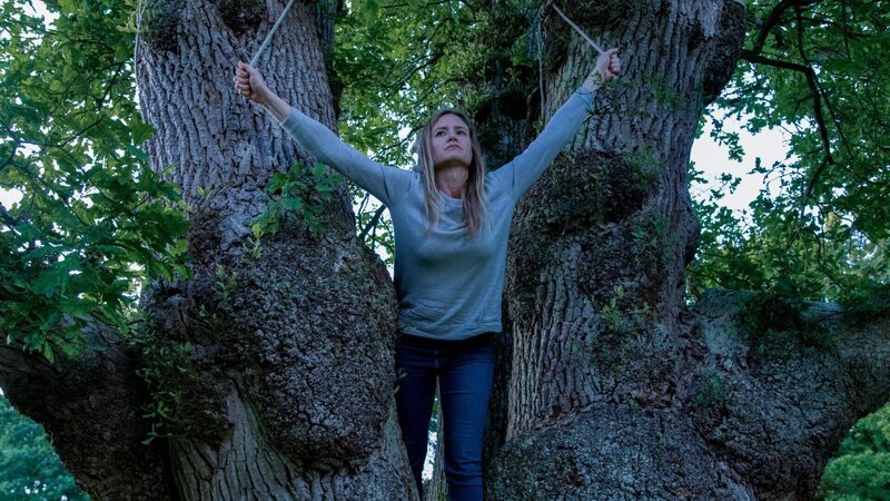 Ann Kathrin Klaasen (Julia Jentsch) fühlt sich bei einer Tatort-Begehung im Schlosspark Lütetsburg in das Opfer hinein. – Bild: ZDF