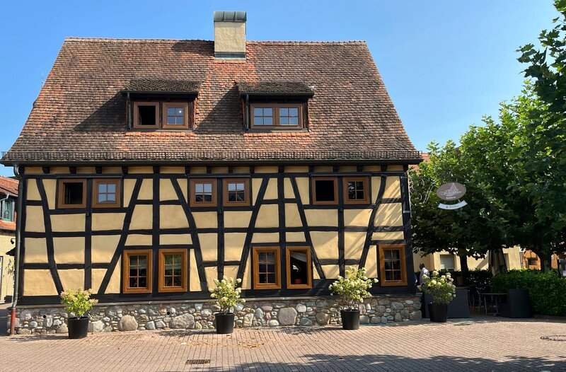 Seit über 30 Jahren führt die Familie Stöckle die „Scheuer“ – eine wunderschön renovierte Scheune inmitten der Altstadt von Hofheim im Taunus.; hr-fernsehen KOCHSTORIES: EINE SCHEUNE FÜR GENIESSER, Ein Film von Mathias Münch, am Sonntag (06.10.24) um 19:00 Uhr und am Dienstag (08.10.24) um 21:45 Uhr. Seit über 30 Jahren führt die Familie Stöckle die „Scheuer“ – eine wunderschön renovierte Scheune inmitten der Altstadt von Hofheim im Taunus. © HR, honorarfrei – Verwendung gemäß der AGB im engen inhaltlichen, redaktionellen Zusammenhang mit genannter HR-Sendung bei Nennung „Bild: HR“ (S2). HR/​Pressestelle, Tel: 069/​155⁠–⁠4954 – Bild: HR