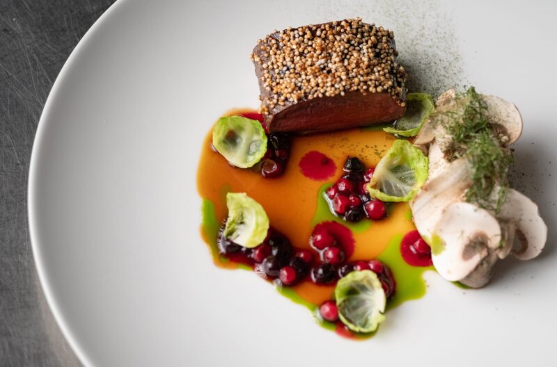 „Hirsch – Champignon – Shiso“, Sterneköchin Alina Meissner-Bebrouts kreiiert ihre Gerichte mit klarem Fokus. – Bild: SWR/​heyfilm