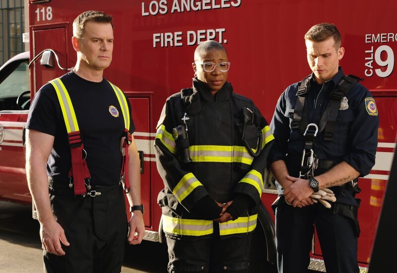 Eine Hochzeit endet in einer Tragödie, woraufhin Bobby (Peter Krause, l.), Hen (Aisha Hinds, M.), Buck (Oliver Stark, r.) und das Team versuchen, so viele Leben wie möglich zu retten … – Bild: Fox